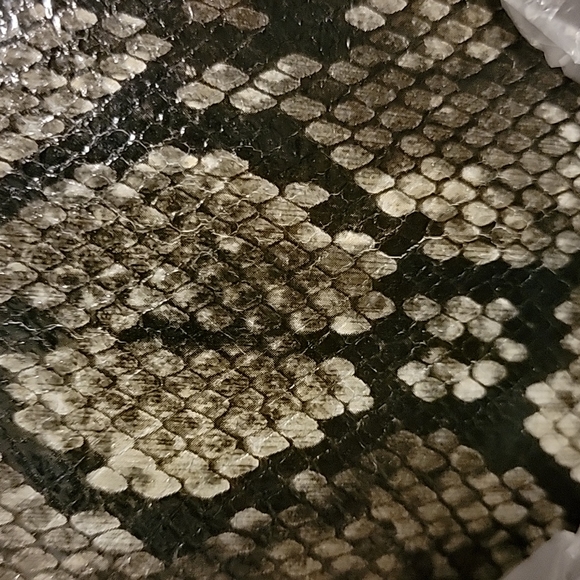 NWT Victoria's Secret Hand Bag 👜  Snake 🐍 pattern! Gold details! - Picture 14 of 15